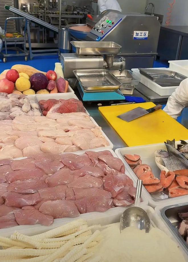 自己吃拼好饭宠物吃米其林大餐“富养宠物”捧红一个百亿市场(图5)