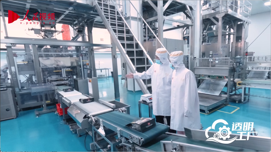 人民网探厂顽皮：一颗让全球安心的中国宠粮是如何炼成的(图2)