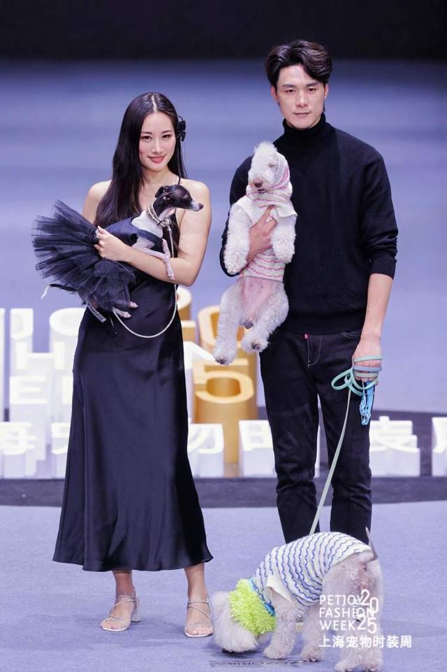 九游app：“养儿式”养宠成年轻人消费趋势宠物时装周上 年轻人把宠物“当娃养”(图6)