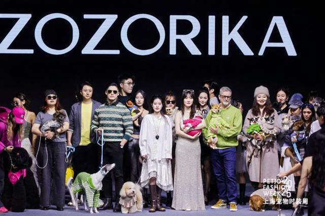 九游app：“养儿式”养宠成年轻人消费趋势宠物时装周上 年轻人把宠物“当娃养”(图7)