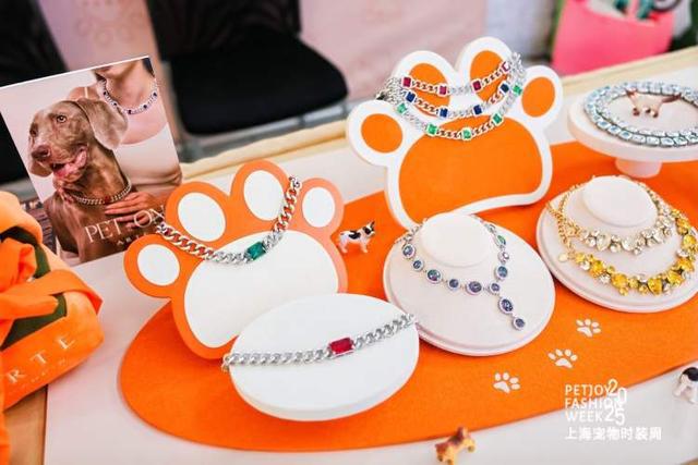 九游app：“养儿式”养宠成年轻人消费趋势宠物时装周上 年轻人把宠物“当娃养”(图4)
