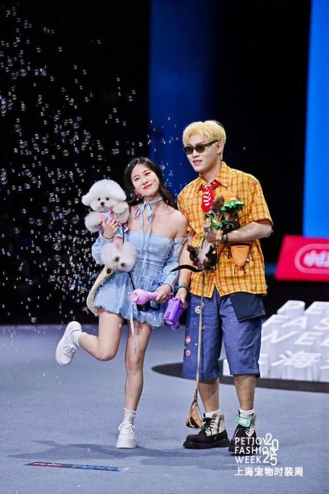 九游app：“养儿式”养宠成年轻人消费趋势宠物时装周上 年轻人把宠物“当娃养”(图2)