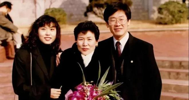 九游体育：李在明和老婆一起亮相比金建希温柔漂亮学历高一个贤妻旺三代(图6)