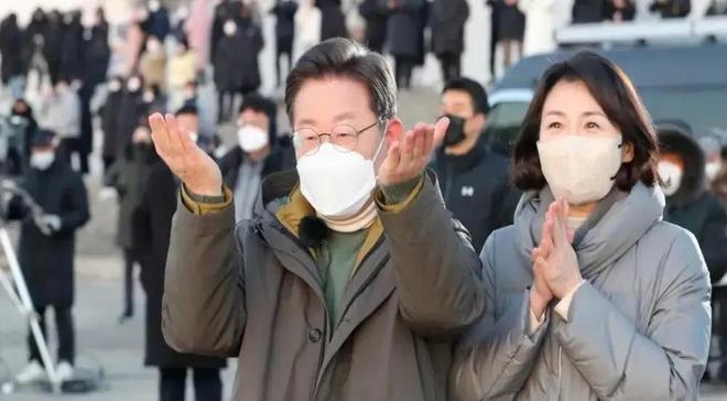 九游体育：李在明和老婆一起亮相比金建希温柔漂亮学历高一个贤妻旺三代(图7)