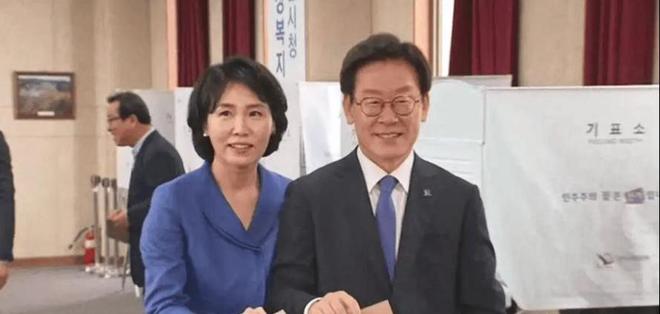 九游体育：李在明和老婆一起亮相比金建希温柔漂亮学历高一个贤妻旺三代(图2)