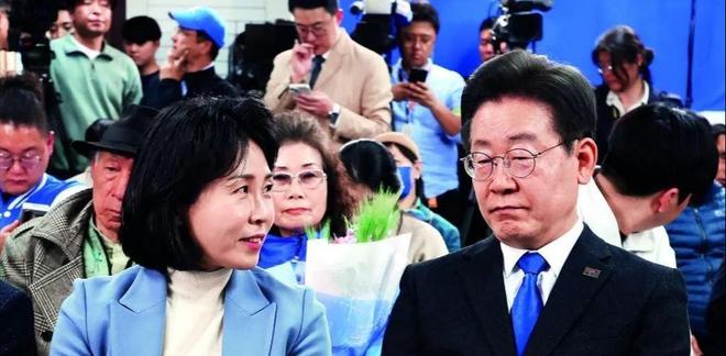 九游体育：李在明和老婆一起亮相比金建希温柔漂亮学历高一个贤妻旺三代(图3)