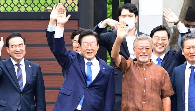 九游体育：李在明和老婆一起亮相比金建希温柔漂亮学历高一个贤妻旺三代(图8)