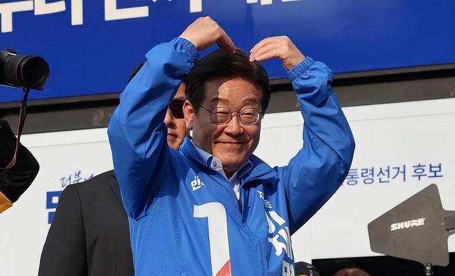 九游体育：李在明和老婆一起亮相比金建希温柔漂亮学历高一个贤妻旺三代(图9)