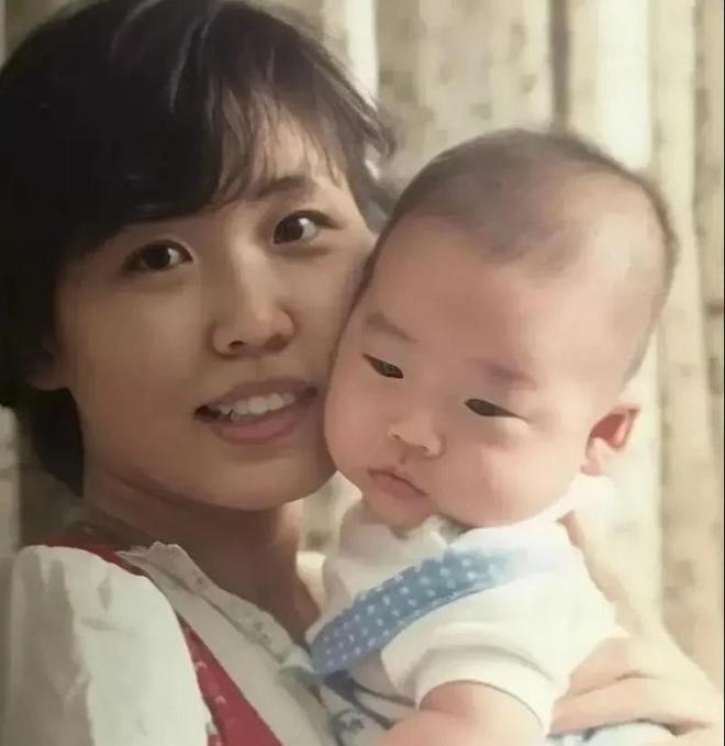 九游体育：李在明和老婆一起亮相比金建希温柔漂亮学历高一个贤妻旺三代(图10)