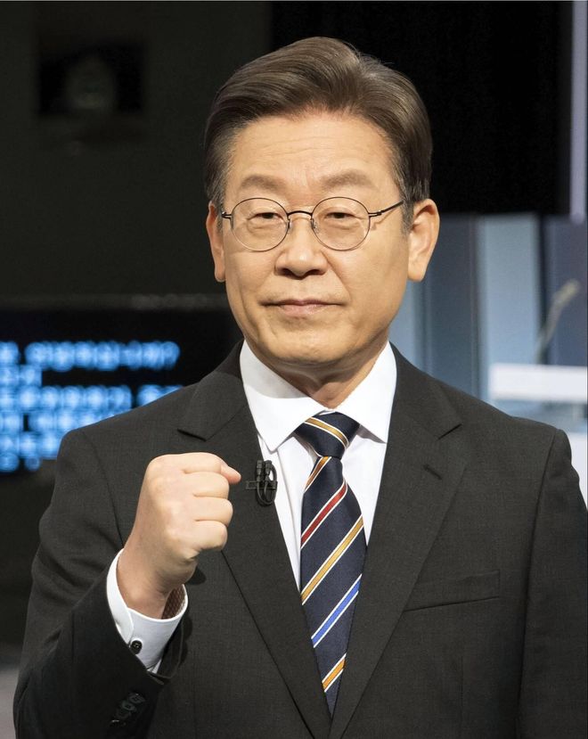 九游体育：李在明和老婆一起亮相比金建希温柔漂亮学历高一个贤妻旺三代(图14)