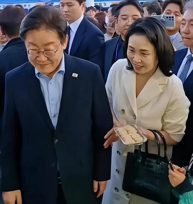 九游体育：李在明和老婆一起亮相比金建希温柔漂亮学历高一个贤妻旺三代(图15)