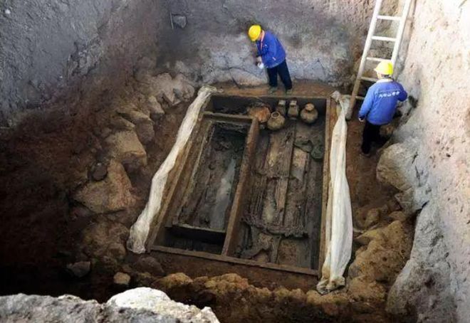 江苏现1男34女墓葬出土定情信物暖哭专家：这狗粮撒得真高级(图2)