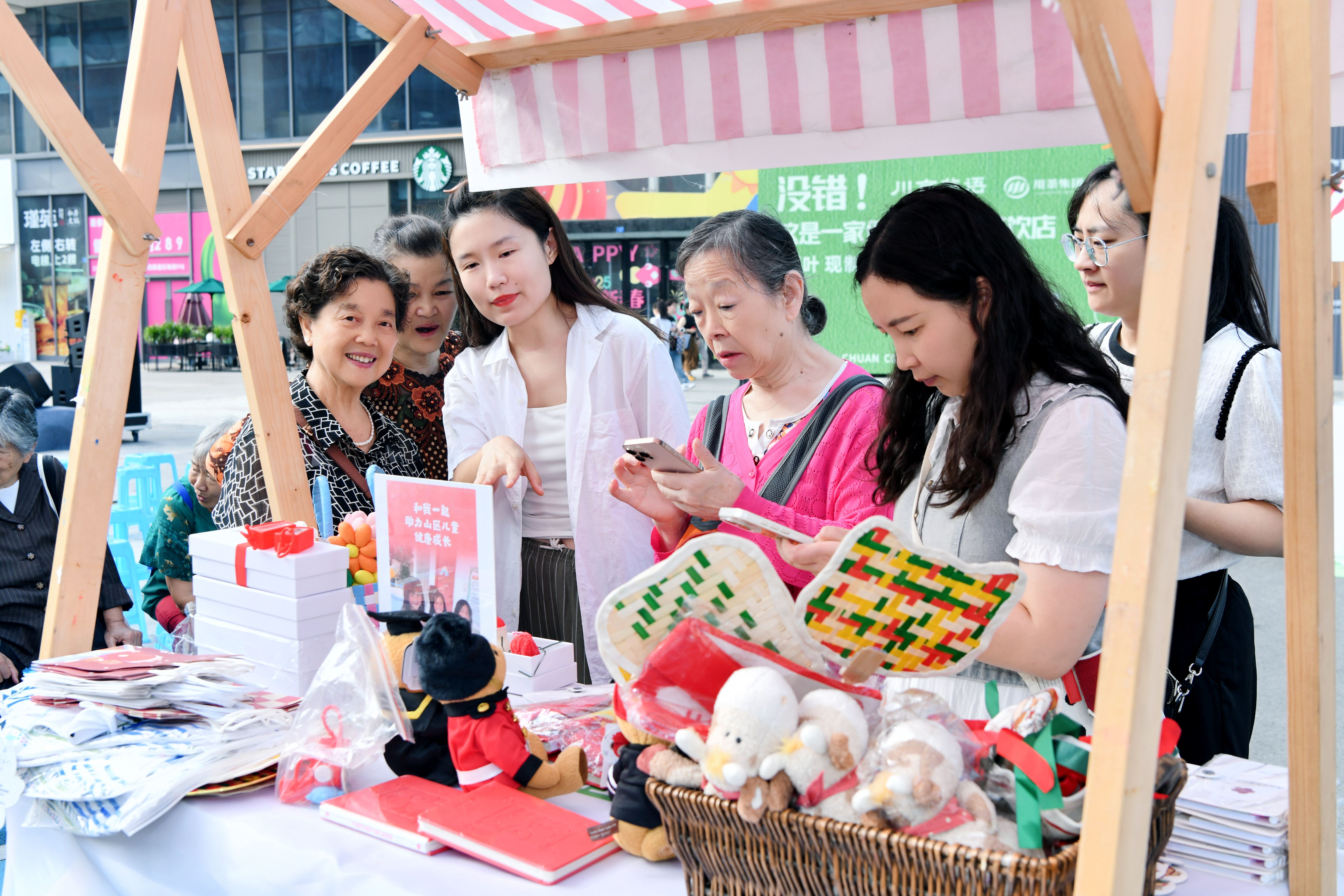 九游官网入口：我们身边的文明事儿丨嘉年华活动解锁文明养宠新风尚(图4)