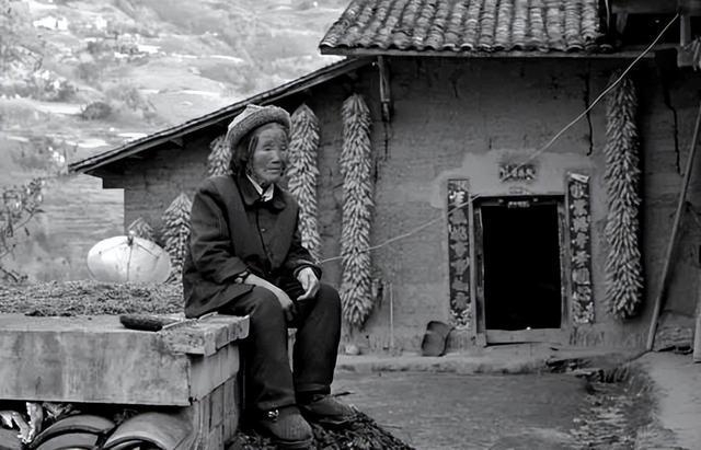 中国农村出现巨大问题：大批无人照顾的空巢老人生活艰难(图2)